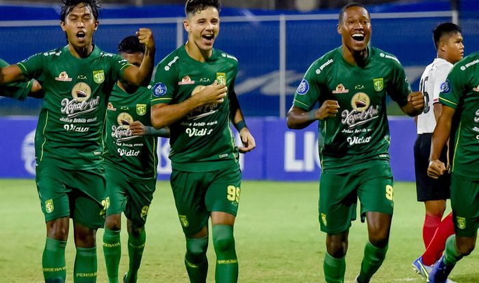 Pemain Persebaya Surabaya merayakan gol yang dicetak Bruno Moreira ke gawang Madura United pada pekan ke-28 Liga 1 2021-2022.