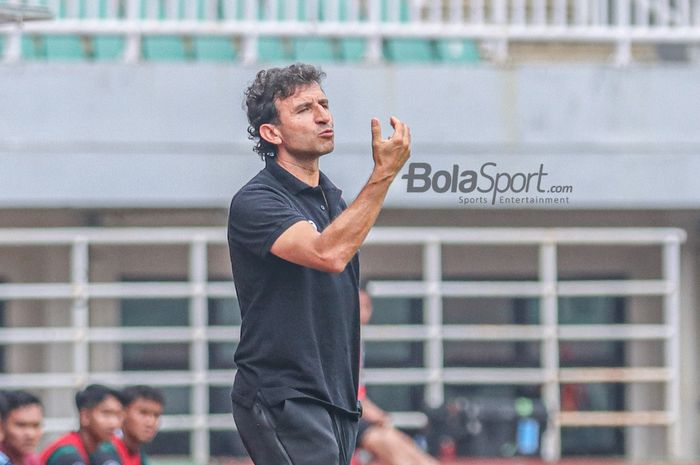 Pelatih Persib Bandung, Luis Milla, sedang memberikan intruksi kepada para pemainnya bertanding dalam laga uji coba di Stadion Pakansari, Bogor, Jawa Barat, 27 November 2022.