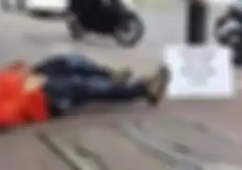 Bikin Haru! Orang Ini Tidur di Trotoar Karena Ulah Pengendara Motor