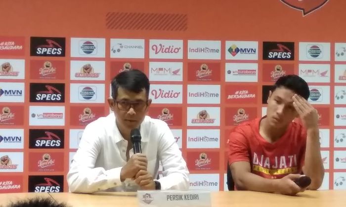 Pelatih Persik Kediri, Joko Susilo, dalam jumpa pers usai pertandingan melawan Persebaya di pekan pertama Shopee Liga 1 2020, Sabtu (29/2/2020) di Stadion Gelora Bung Tomo, Surabaya.