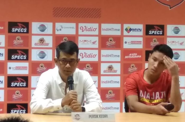 Pelatih Persik Kediri, Joko Susilo, dalam jumpa pers usai pertandingan melawan Persebaya di pekan pertama Shopee Liga 1 2020, Sabtu (29/2/2020) di Stadion Gelora Bung Tomo, Surabaya.