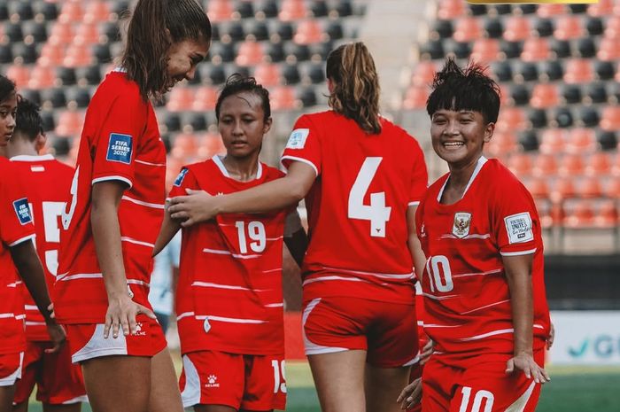 Penantian publik tanah air untuk bergulirnya Liga putri mungkin akan segera terwujud musim depan. Digelarnya kompetisi liga putri diharapkan dapat membantu prestasi Timnas Putri Indonesia.