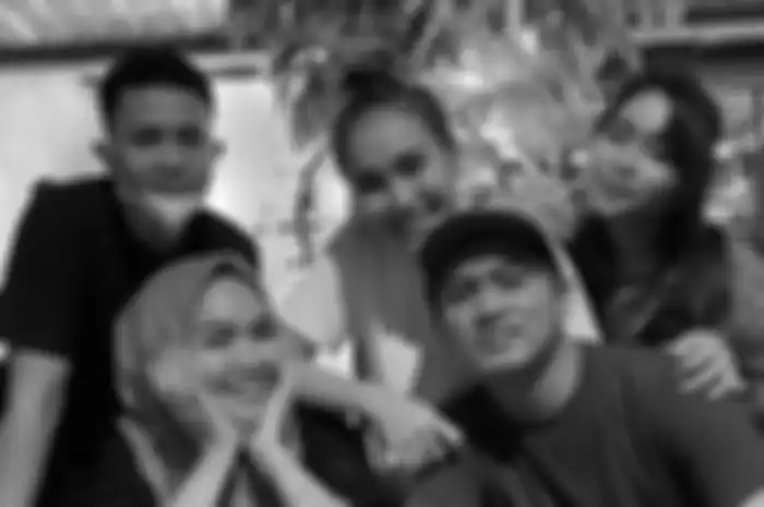 Ayu ting ting bersama Adit Jayusman yang sudah akrab dengan keluarga sang biduan