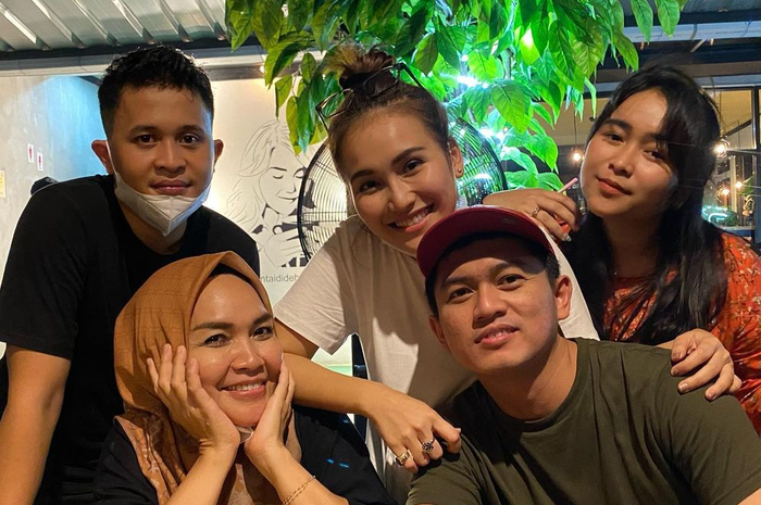 Ayu ting ting bersama Adit Jayusman yang sudah akrab dengan keluarga sang biduan