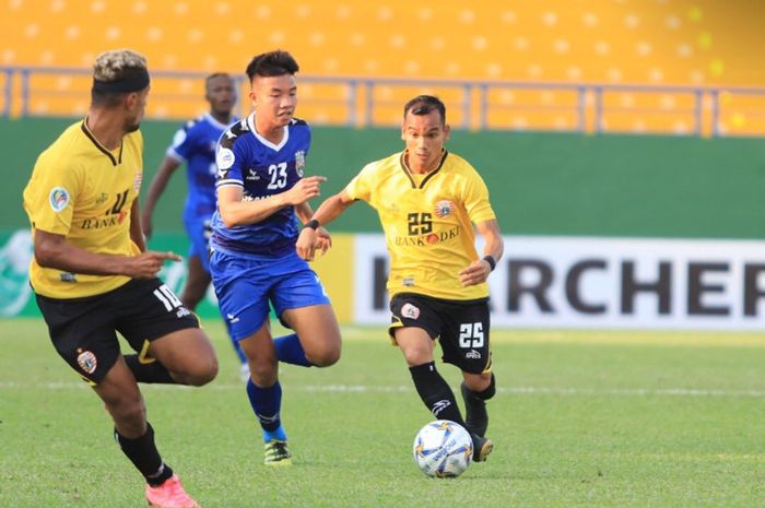 Pemain Persija Jakarta, Riko Simanjuntak menggiring bola dan dibayangi Nguyen Trong Huy, di Stadion Go Dau, Vietnam, Rabu (1/4/2019).