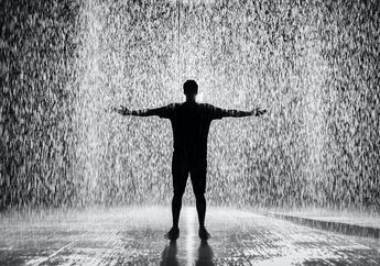 Arti Mimpi Menari di Tengah Hujan, Ternyata Jadi Pertanda Baik Ini Lho dalam Karier, Simak Penjelasannya