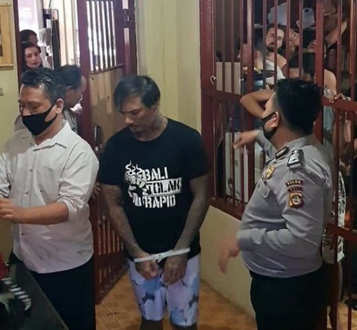 Jerinx gunakan kaos 'Bali Tolak Rapid' saat jalani test rapid di Rutan Polda Bali