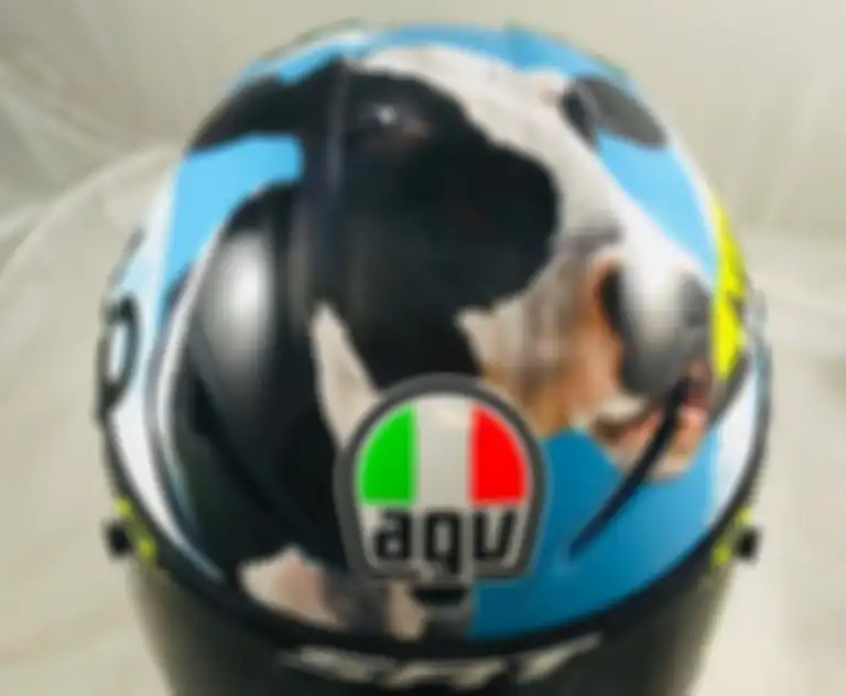 Helm Valentino Rossi bergambar sapi