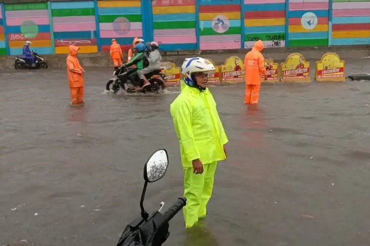 Pemotor Waspada Banjir, Jakarta dan Sekitarnya Kembali Diguyur Hujan Sampai Sore Hari Ini