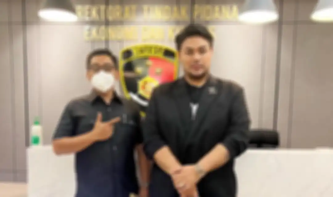 Ivan Gunawan memamerkan foto kenangan usai jalani pemeriksaan berjam-jam di Bareskrim Polri. Ivan kembalikan uang Rp 921 juta dari DNA Pro.