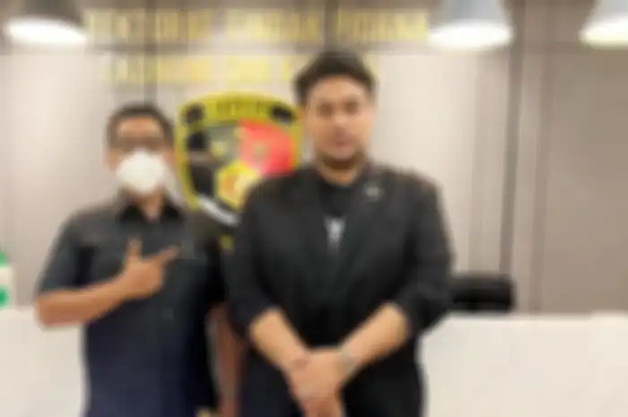 Ivan Gunawan memamerkan foto kenangan usai jalani pemeriksaan berjam-jam di Bareskrim Polri. Ivan kembalikan uang Rp 921 juta dari DNA Pro.