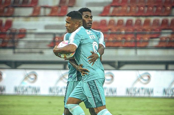 Pemain PSBS Biak, Beto Goncalves, melakukan selebrasi setelah mencetak gol ke gawang Semen Padang, Jumat (19/10/2024).