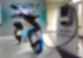 Tiga Opsi Charge Baterai Motor Listrik Yamaha E01, Ada Portable Charger Muat Bagasi Bawah Jok