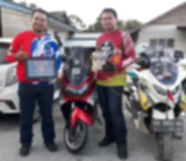 Yudi Kusuma (kanan) Ketua Umum Yamaha NMAX Club Indonesia (YNCI) saat di Serikin Sarawak, Malaysia