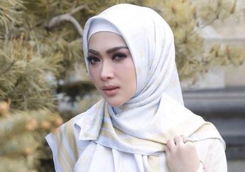 Syahrini Digosipkan Minta Restu Saat Ziarah ke Makam Ayahnya, Hijab Branded Mahal yang Dipakai Justru Jadi Sorotan