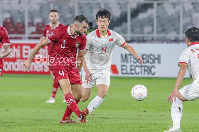 Bek naturalisasi timnas Indonesia, Jordi Amat (kiri), sedang mengoper bola dan dibayangi pemain timnas Vietnam bernama Nguyen Hoang Duc (kanan) dalam laga leg pertama semifinal Piala AFF 2022 di Stadion Gelora Bung Karno, Senayan, Jakarta, 6 Januari 2023.