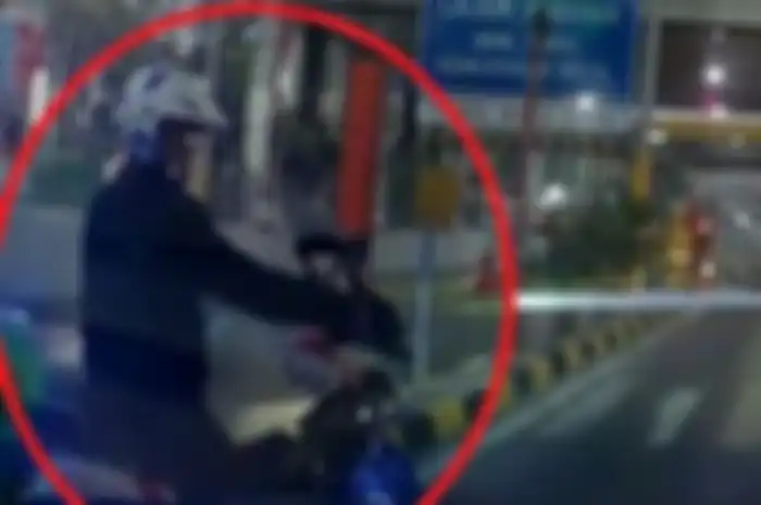 Anggota polisi yang mengendarai moge terlihat menerobos akses tol