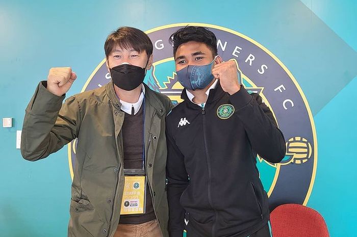 Pelatih timnas Indonesia, Shin Tae-yong, bertemu dengan Asnawi Mangkualam selepas laga antara Ansan Greeners dan Jeonnam Dragons pada Liga Korea 2.