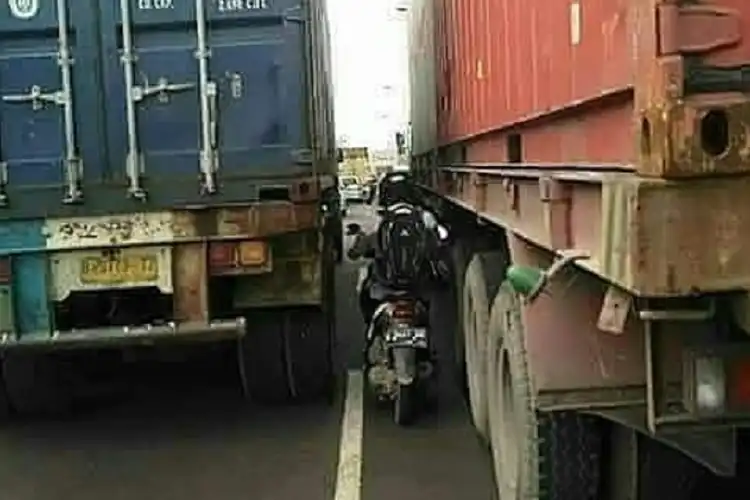 Banyak Bikers Tewas Saat Menyalip Kendaraan, Pakar Keselamatan Kasih Tahu Teknik yang Aman
