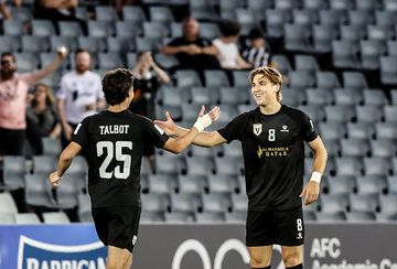 Pemain asal Macarthur FC, Luke Vickery (kanan) tertarik bergabung ke timnas Indonesia.