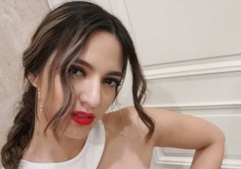 Hot Mama! Nia Ramadhani Unggah Foto Asyik Pose Seksi di Pantai Pakai Swimsuit Bareng Ketiga Anak Tercinta