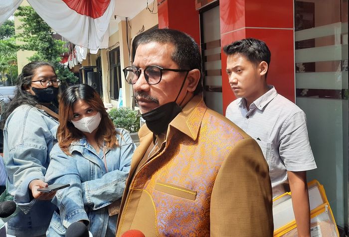 Pengacara pelapor atas kasus dugaan penyekapan oleh Nindy Ayunda, Fahmi Bachmid di Polres Metro Jakarta Selatan, Rabu (27/7/2022).