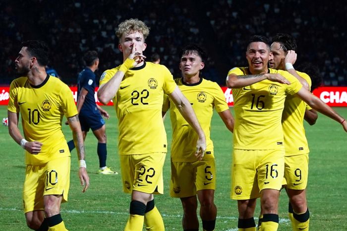 Penyerang Timnas U-23 Malaysia Fergus Tierney (kedua dari kiri).