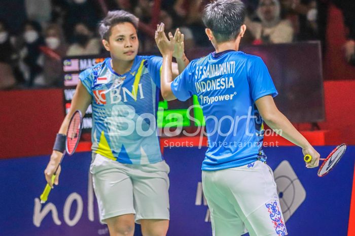 Atlet bulutangkis ganda putri Indonesia, Apriyani Rahayu dan Siti Fadia Silva Ramadhanti, sedang memberikan semangat dengan simbol salaman di Istora Senayan, Jakarta, 11 Juni 2022.