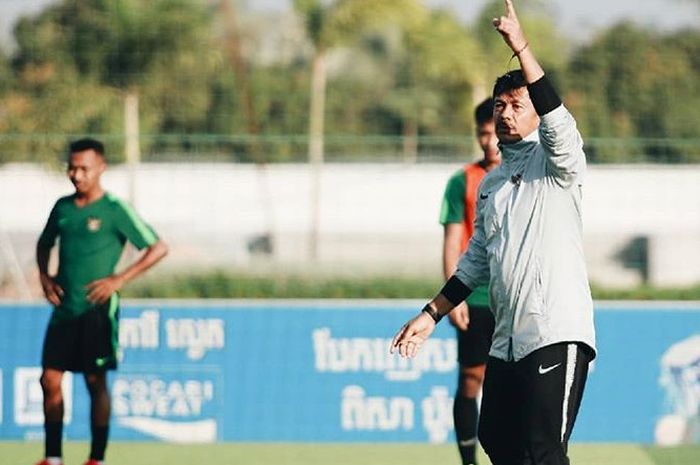 Indra Sjafri memimpin latihan timnas U-22 Indonesia menjelang laga melawan Myanmar di Piala AFF U-22 2019.