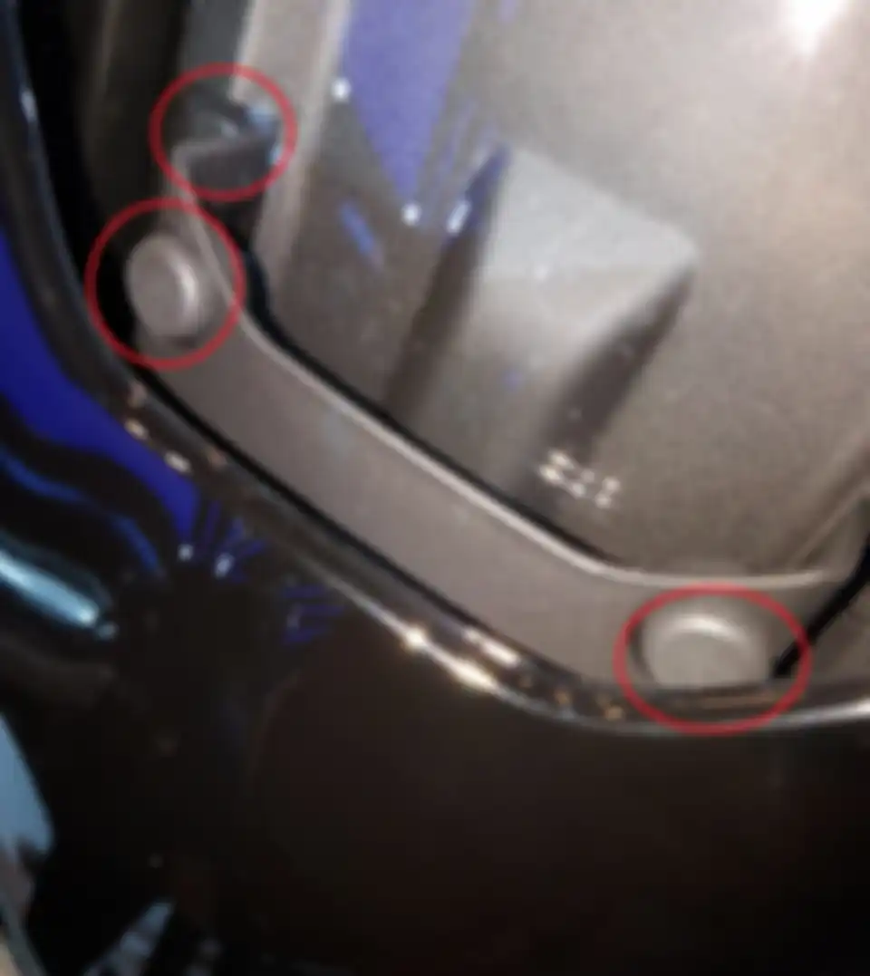 Perhatikan kedudukan baut jika mau ganti visor Honda Forza 250