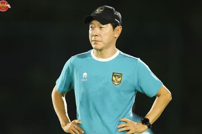 Shin Tae-yong, sedang memimpin sesi pemusatan latihan Timnas Indonesia jelang FIFA Matchday di Surabaya, Jawa Timur.