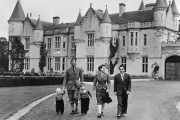 Potret yang diambil pada tanggal 26 September 1952 di taman Kastil Balmoral menunjukkan Ratu Elizabeth II berjalan bersama putrinya Putri Ann (kedua dari kanan), Pangeran Philip (kanan), Raja Faisal II dari Irak (kedua dari kiri), sang pemimpin Irak. Hubungan ini membangun kedekatan Inggris dengan Dunia Arab.