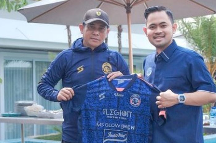 Presiden Arema FC, Gilang Widya Pramana dan coach Joko Susilo