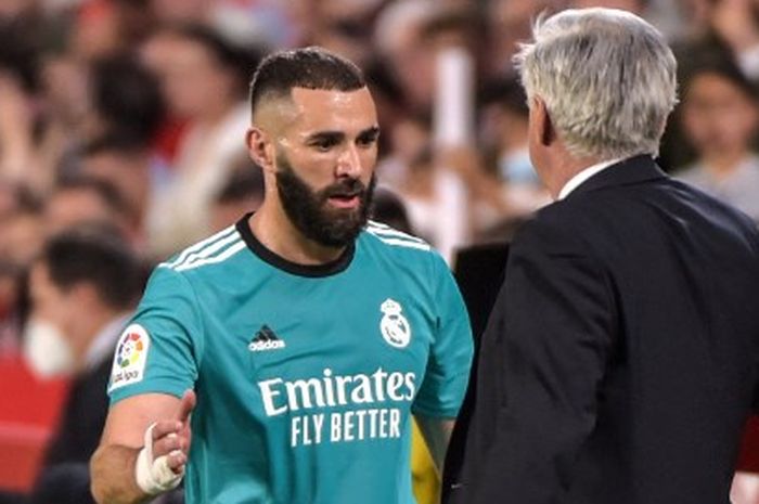 Striker Real Madrid, Karim Benzema, merayakan kemenangan bareng Carlo Ancelotti seusai laga Liga Spanyol kontra Sevilla di Stadion Ramon Sanchez Pizjuan, Minggu (17/4/2022).