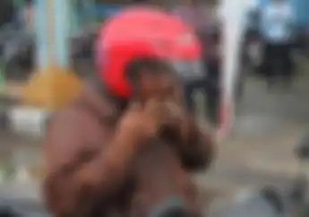 Ancaman Penjara 3 Bulan, Bikin Pemotor yang Merokok Sambil Berkendara Kapok