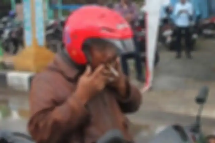 Pemotor dilarang merokok saat naik motor, bisa kena denda Rp 750 ribu atau penjara 3 bulan.