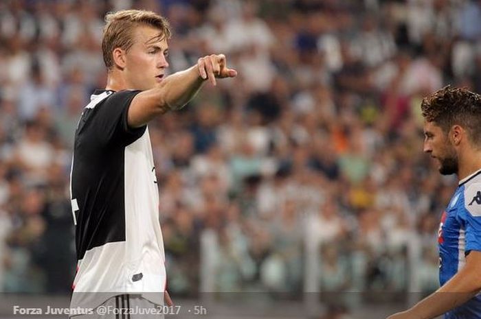 Matthijs de Ligt saat membela Juventus kontra Napoli.