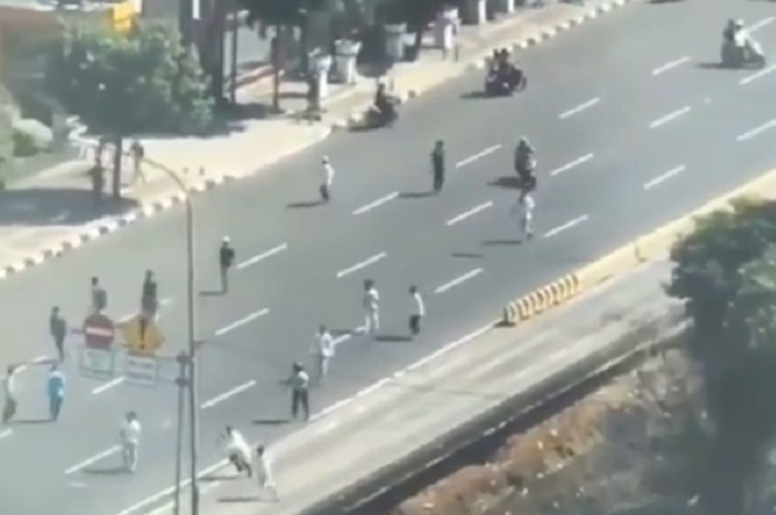 Puluhan pemuda terlibat tawuran di jalan raya Harmoni, Jakpus.