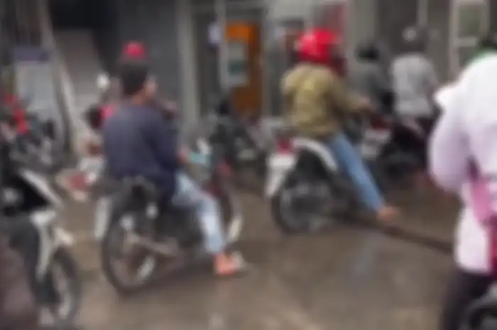 Seorang pemuda naik motor aneh antri isi bensin di SPBU, tangannya memegang tasbih dan bersholawat.