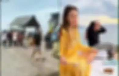 Mulai Berani Gandeng Kekasih di Muka Umum? Luna Maya Tertangkap Basah Boyong Sang Ibu Liburan ke Sumbawa Bareng Sosok Ini, Warganet Auto Baper Lihat Kemesraan Keduanya