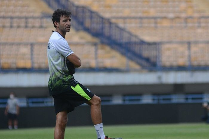 Pelatih Persib Bandung, Luis Milla, saat memimpin latihan di Stadion Gelora Bandung Lautan Api, Bandung, Selasa (20/9/2022).