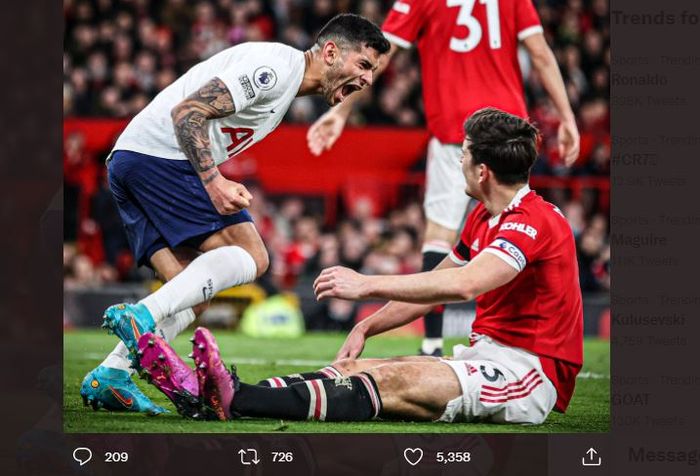 Momen Cristian Romero teriak di depan muka Harry Maguire usai kapten Manchester United cetak gol bunuh diri (12/3/2022).