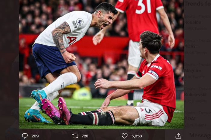 Momen Cristian Romero teriak di depan muka Harry Maguire usai kapten Manchester United cetak gol bunuh diri (12/3/2022).