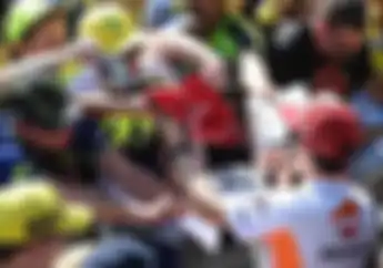 Kenapa Nih... Kok Fans Rossi Malah Rebutan Minta Tanda Tangan Marquez di Sirkuit Le Mans?