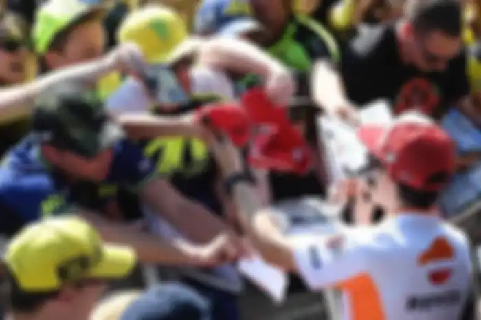 Marc Marquez meladeni fans Valentino Rossi yang minta tanda tangan