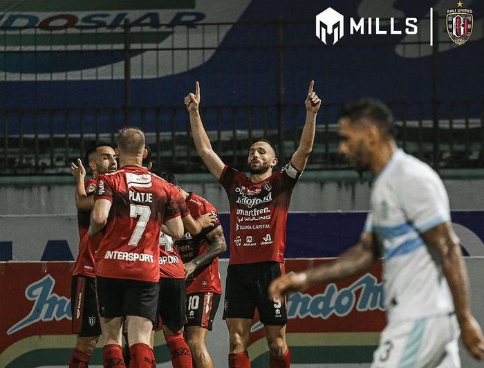 Striker Bali United, Ilija Spasojevic, merayakan golnya yang dicetak ke gawang Persela Lamongan pada pekan ke-12 Liga 1 2021.