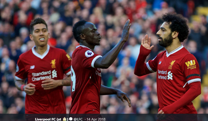 Tiga penyerang Liverpool, Roberto Firmino, Sadio Mane, dan Mohamed Salah melakukan selebrasi bersama.