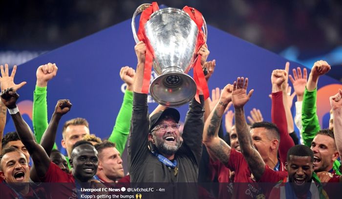 Pelatih Liverpool, Juergen Klopp dan tim merayakan kesuksesan mereka meraih gelar Liga Champions usai mengalahkan Tottenham Hotspur pada final Liga Champions di Stadion Metropolitano, Sabtu (1/5/2019)