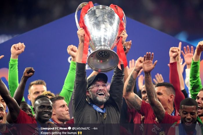 Pelatih Liverpool, Juergen Klopp dan tim merayakan kesuksesan mereka meraih gelar Liga Champions usai mengalahkan Tottenham Hotspur pada final Liga Champions di Stadion Metropolitano, Sabtu (1/5/2019)