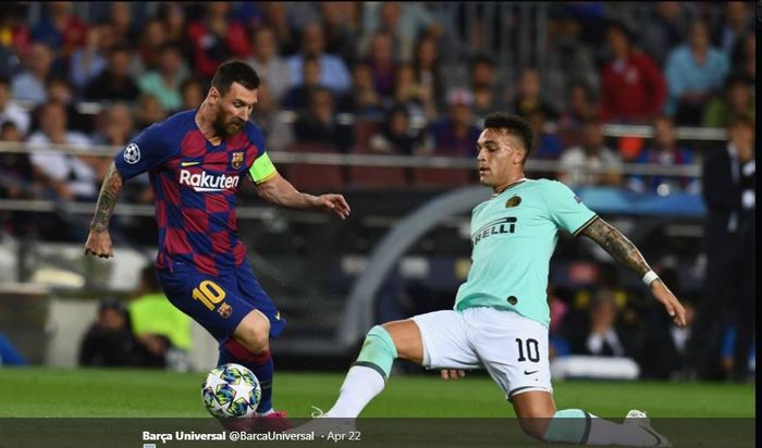 Lionel Messi (kiri) saat berduel dengan Lautaro Martinez.